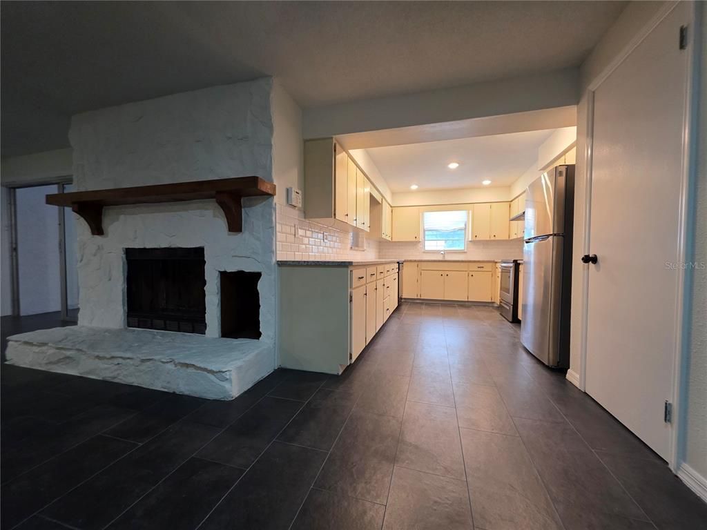 Fireplace, Interior, Kitchen, Recessed Lighting