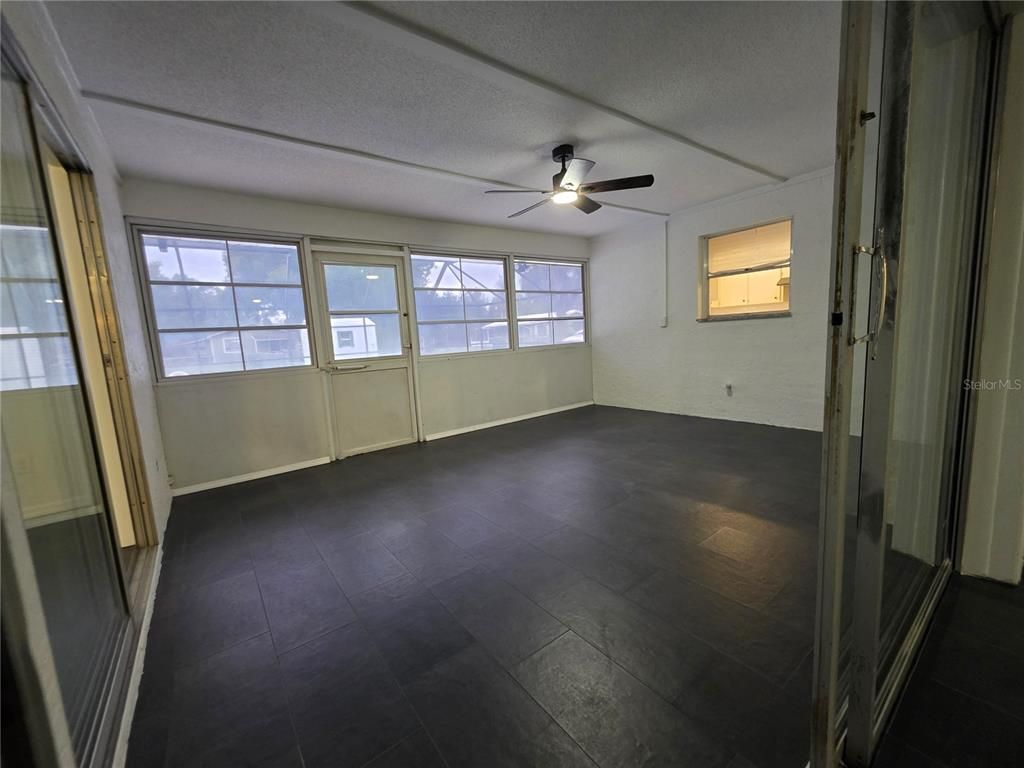 Empty room, Interior