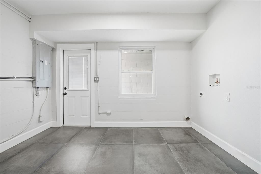 Empty room, Interior