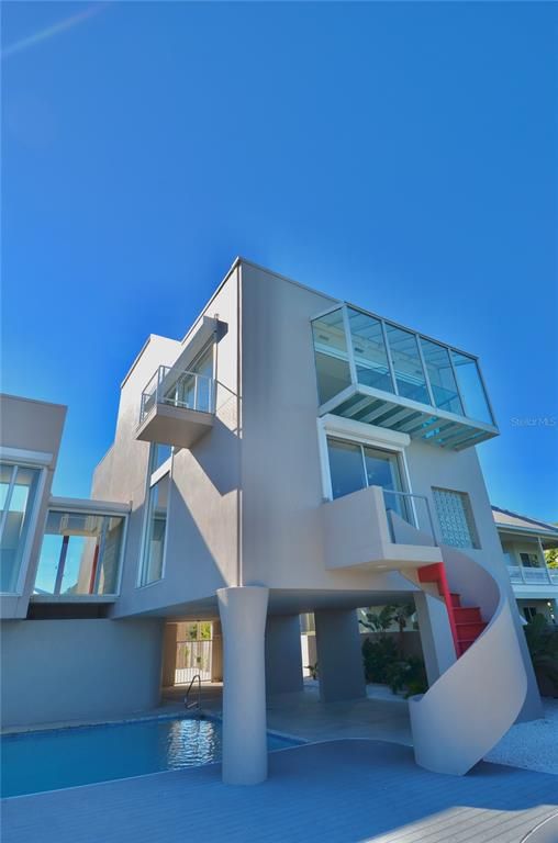 Exterior, Facade, Modern