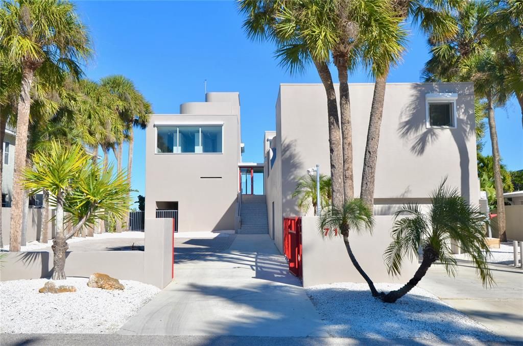 Exterior, Facade, Modern