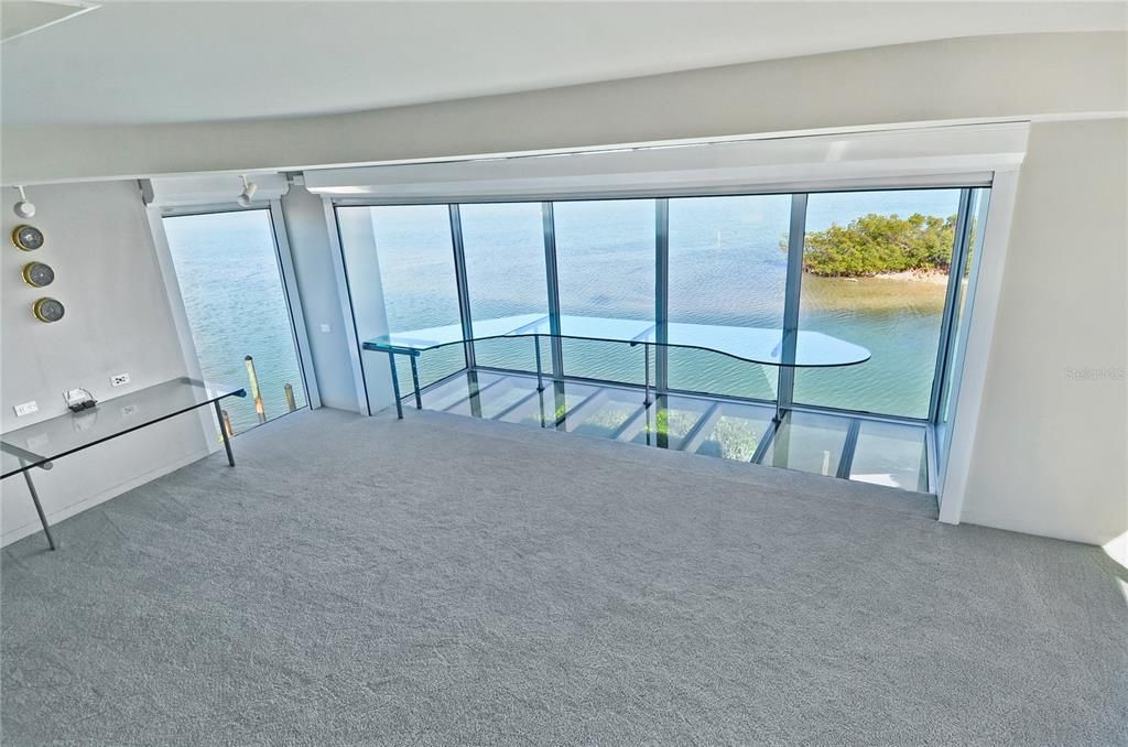 Empty room, Interior, Water