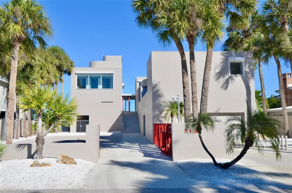 Exterior, Facade, Modern