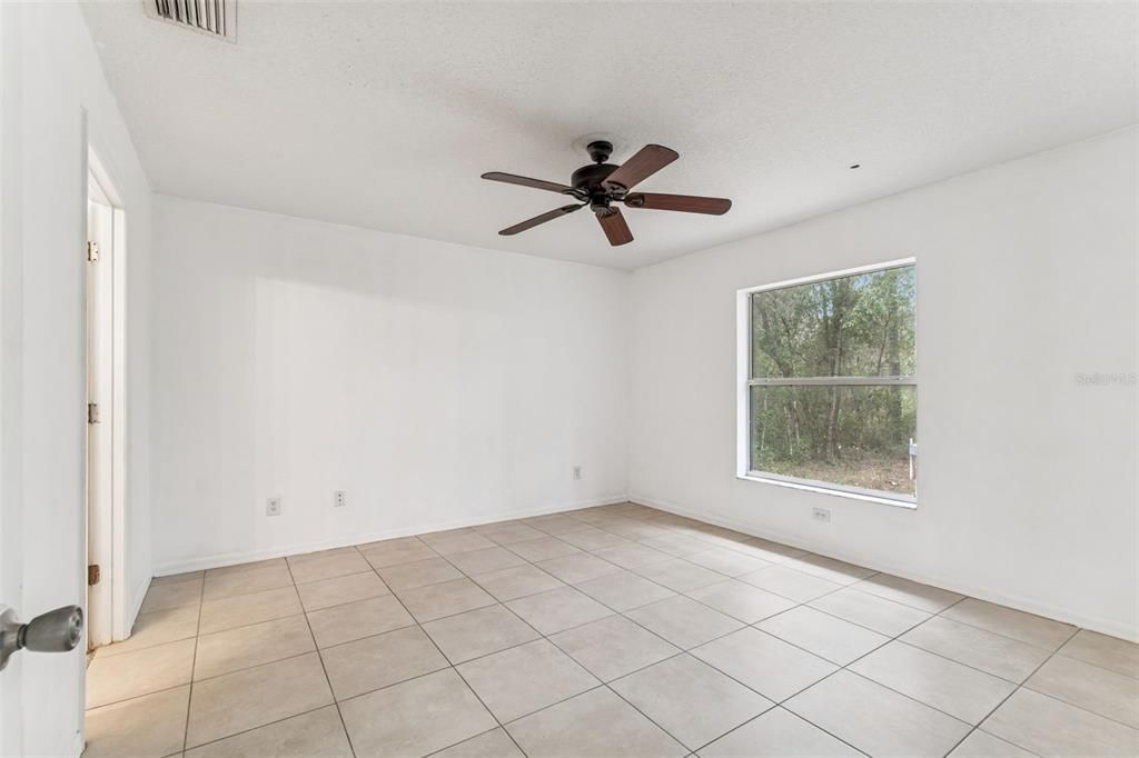 Empty room, Interior