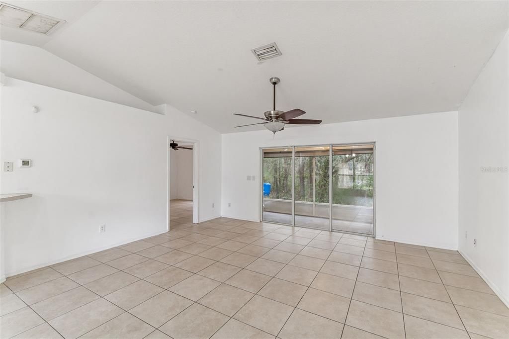 Empty room, Interior