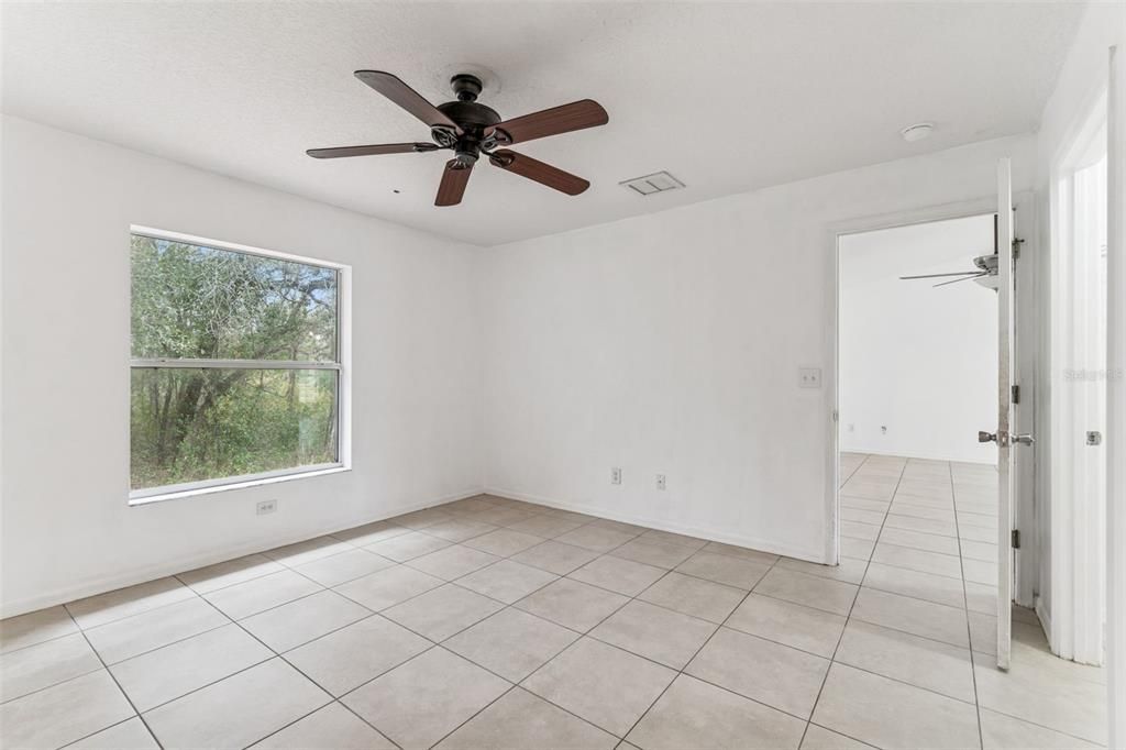 Empty room, Interior