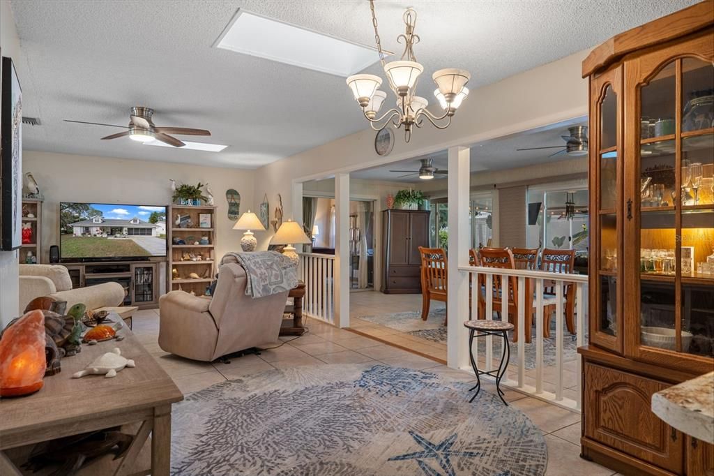 Chandelier, Dining room, Interior, Living room