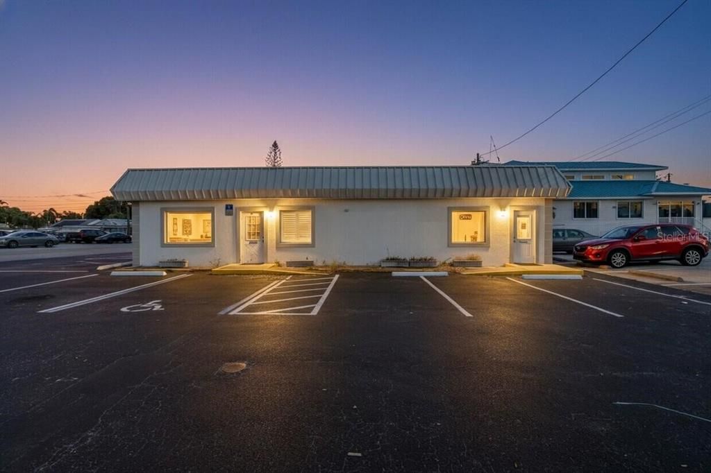 Exterior, Facade, Ranch