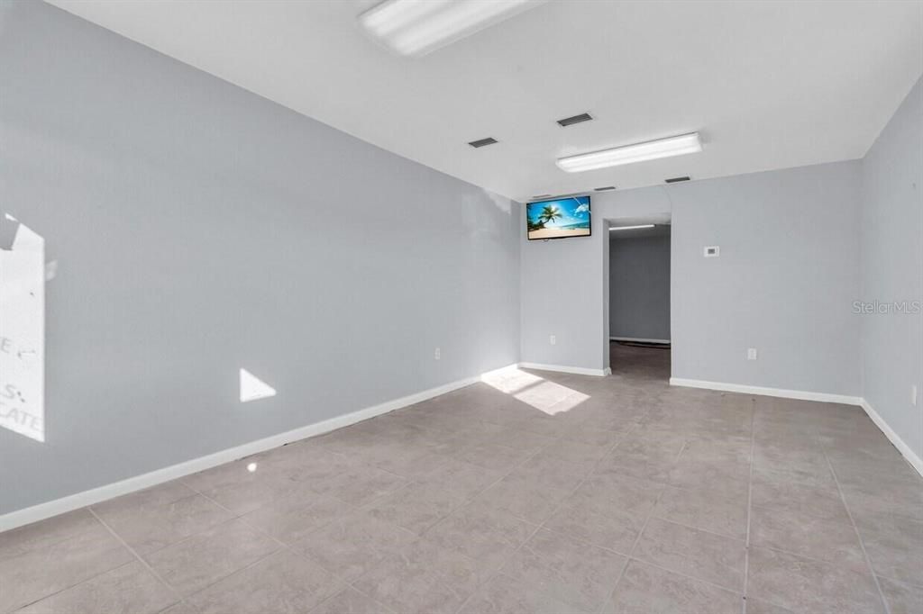 Empty room, Interior