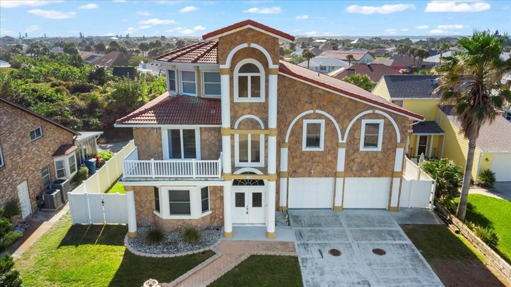 Attached, Exterior, Facade, Mediterranean