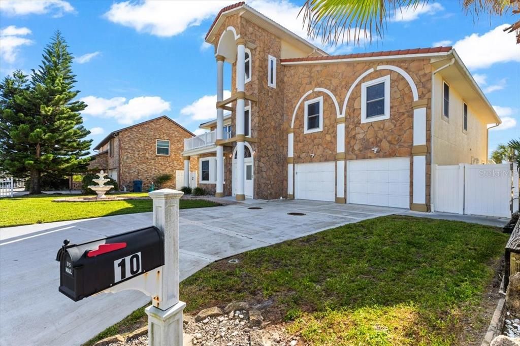 Attached, Exterior, Facade, Mediterranean