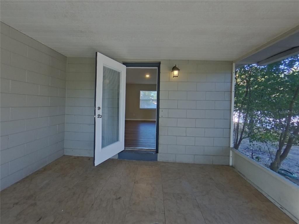 Empty room, Interior