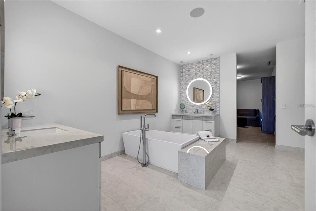 Bathroom, Dual Sink Vanities, Interior, Recessed Lighting