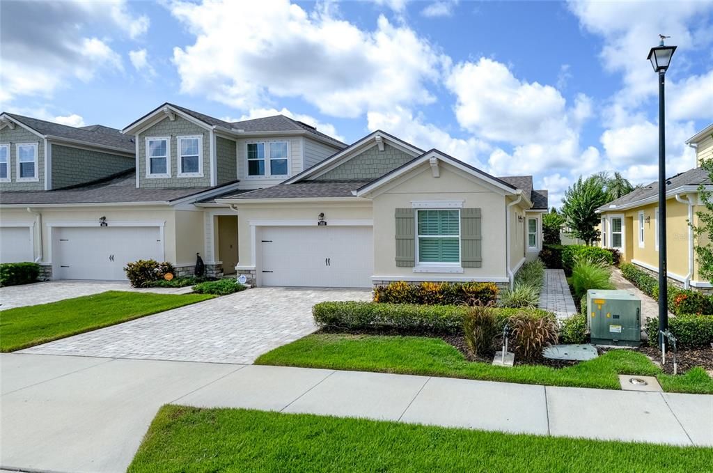 Attached, Exterior, Facade, American Craftsman