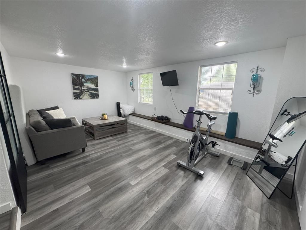 Fitness Equipment, Interior, Living room, Recessed Lighting, Wood Texture Flooring
