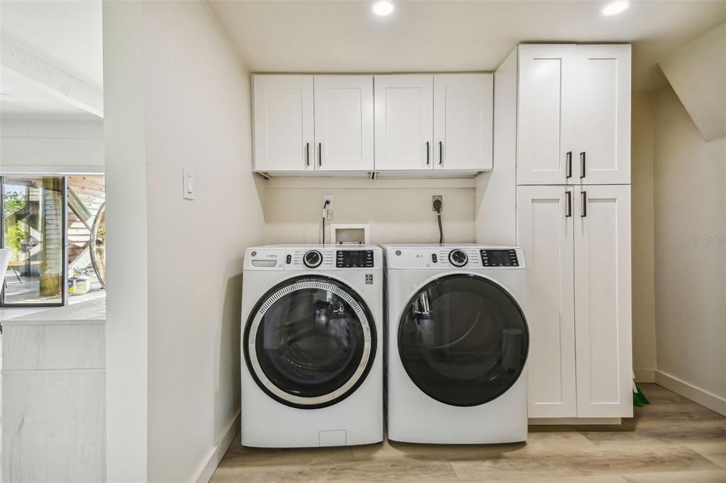 Interior, Recessed Lighting, Washer, Wood Texture Flooring