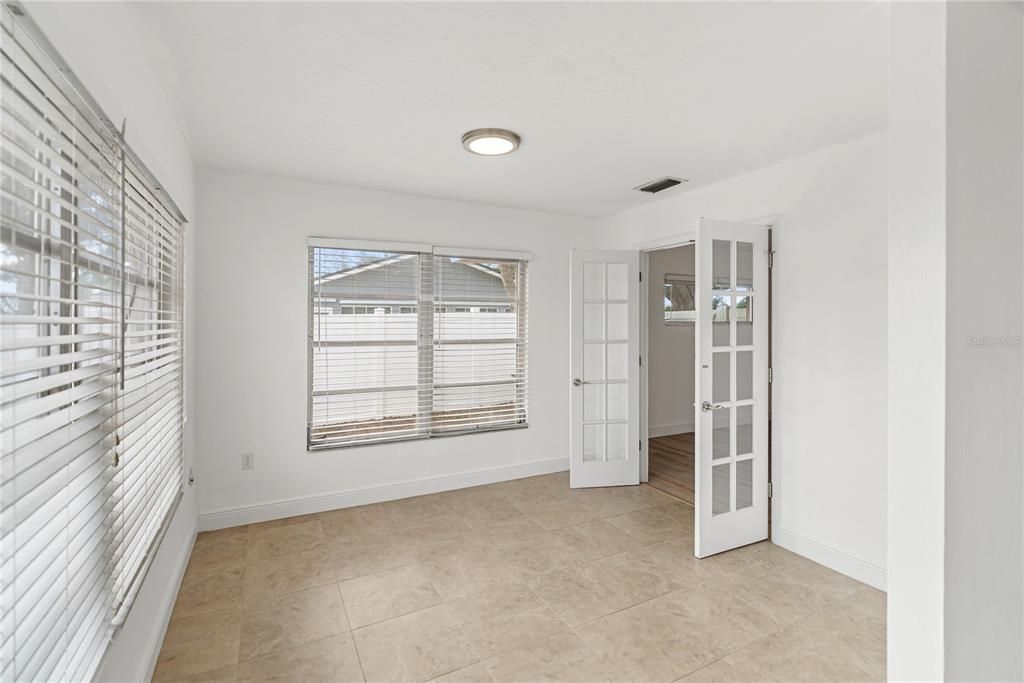 Empty room, Interior