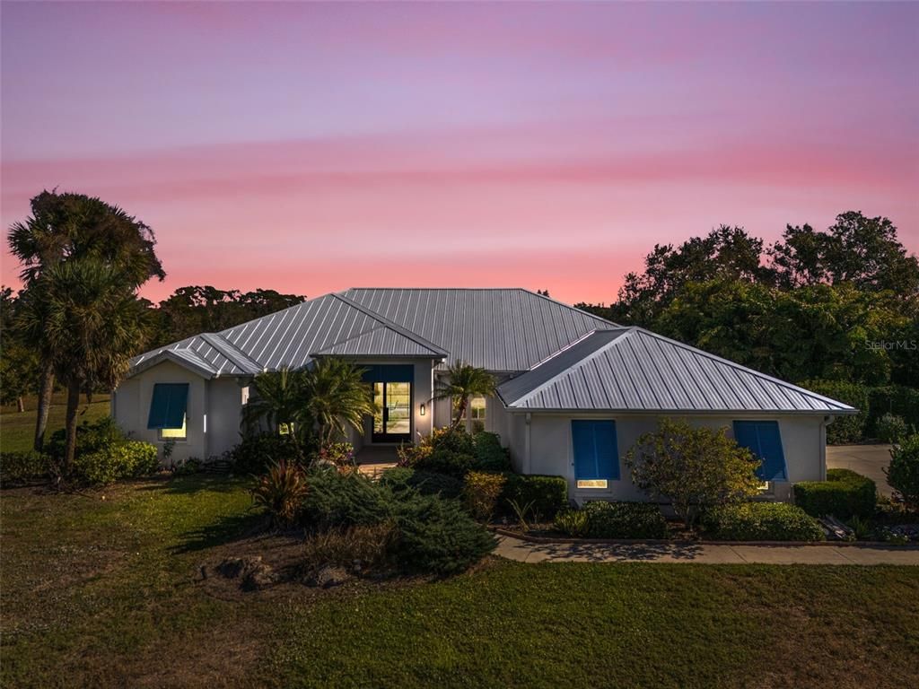 Backyard, Exterior, Facade, Ranch