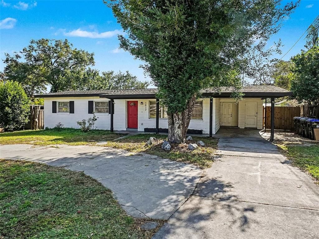 Exterior, Facade, Ranch