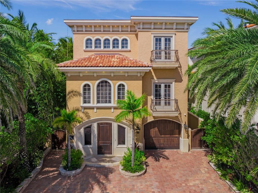 Attached, Exterior, Facade, Mediterranean