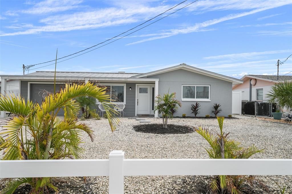 Exterior, Facade, Ranch