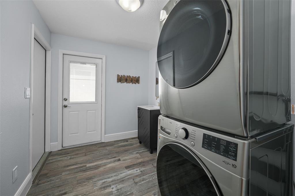 Interior, Washer, Wood Texture Flooring