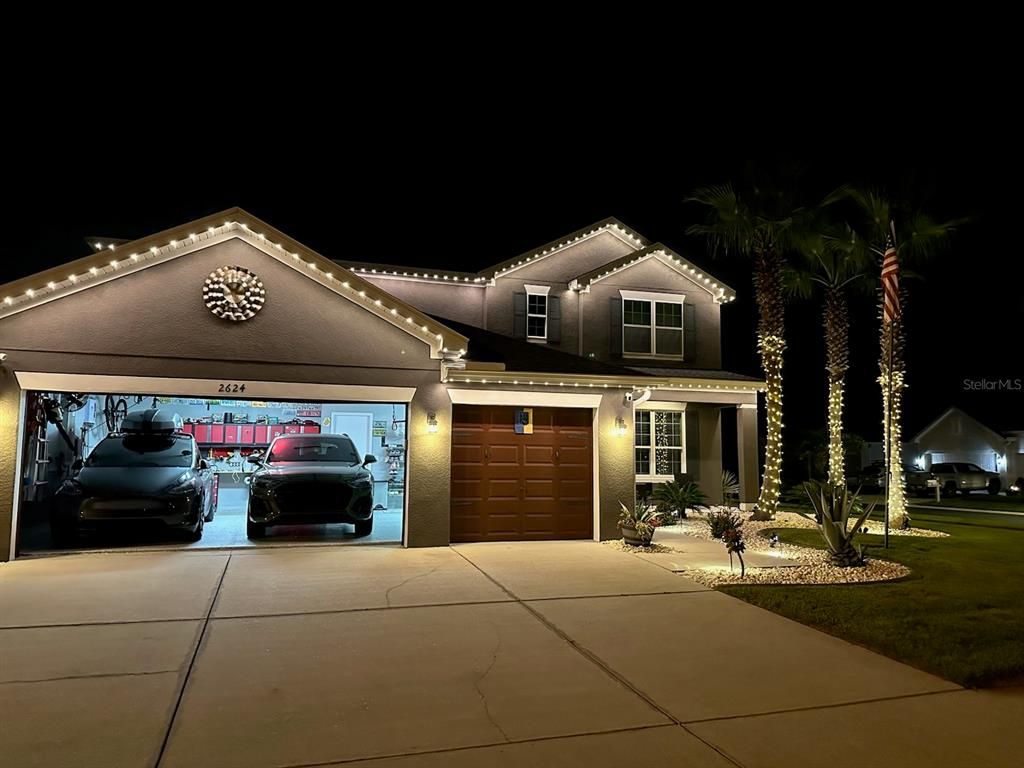 Attached, Exterior, Facade, American Craftsman