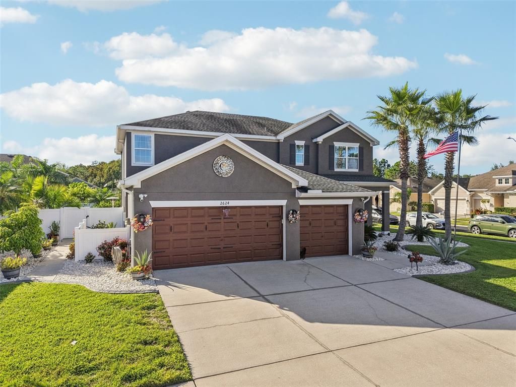 Attached, Exterior, Facade, American Craftsman