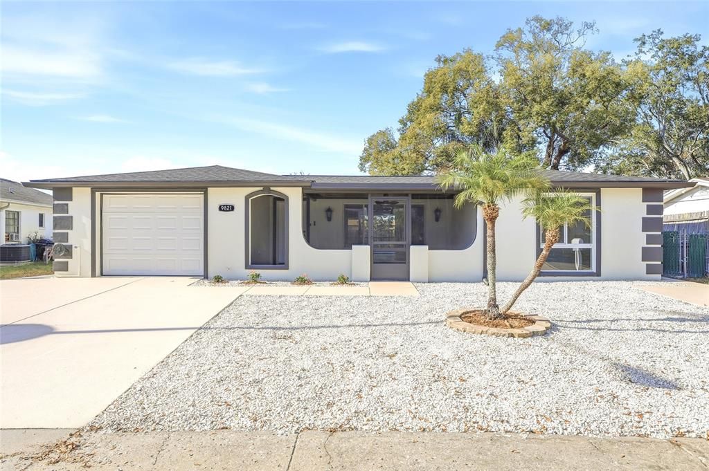 Attached, Exterior, Facade, Ranch