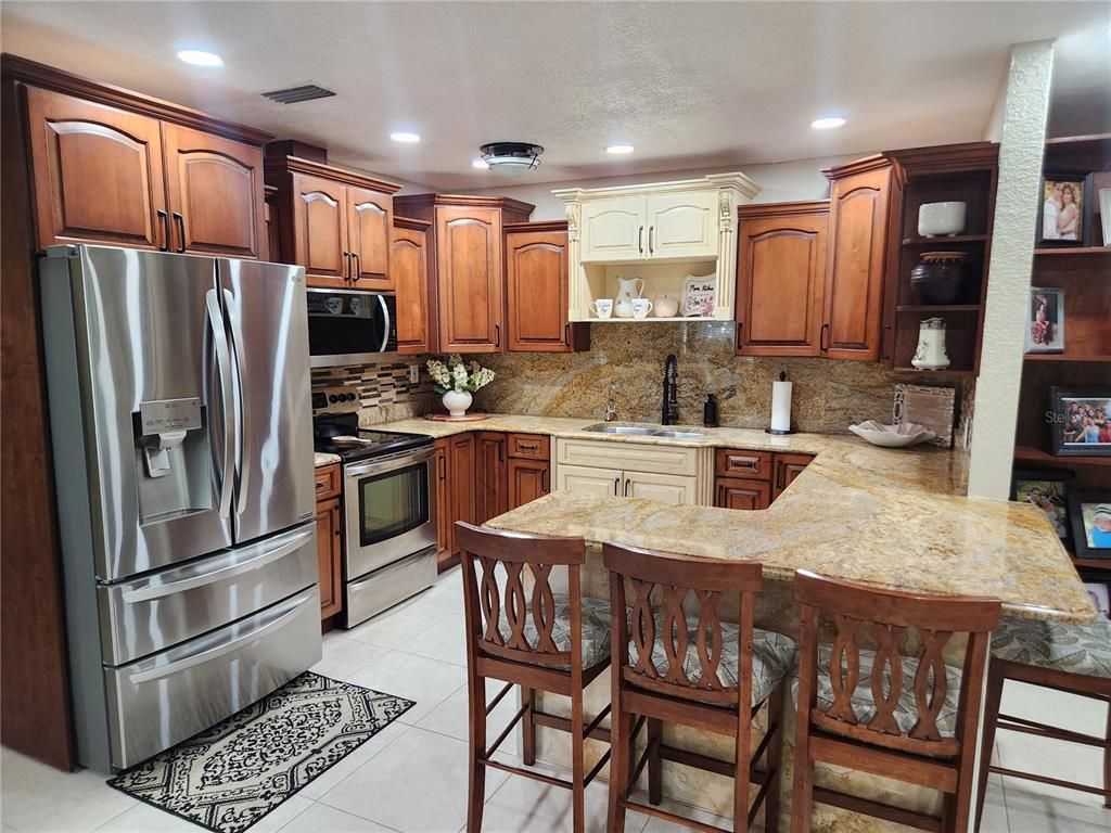 Chandelier, Dining room, Interior, Kitchen, Recessed Lighting, Stainless Steel Appliances