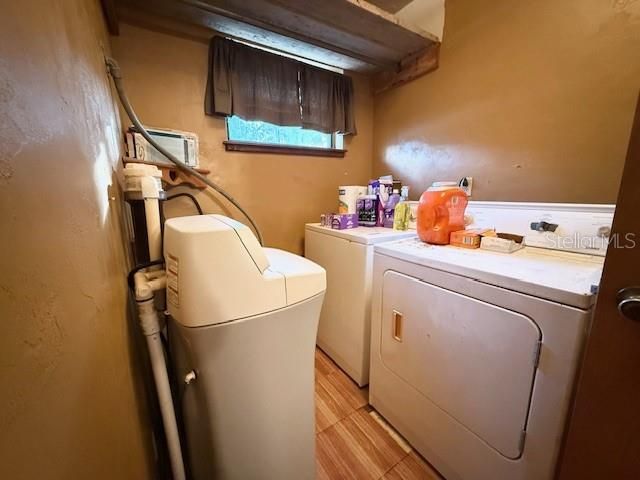 Interior, Washer, Wood Texture Flooring
