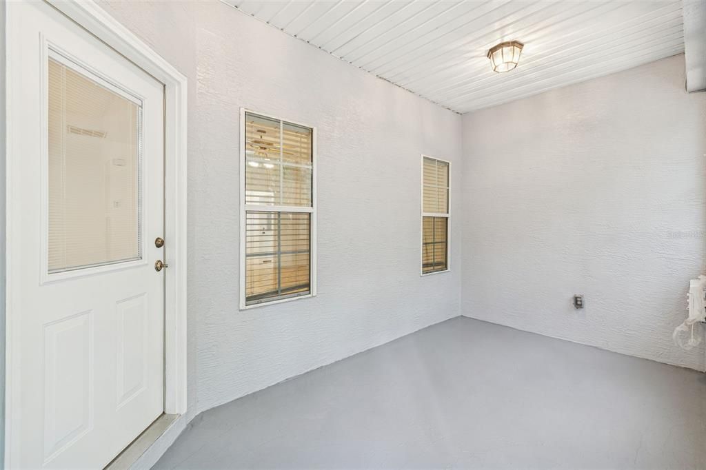 Empty room, Interior