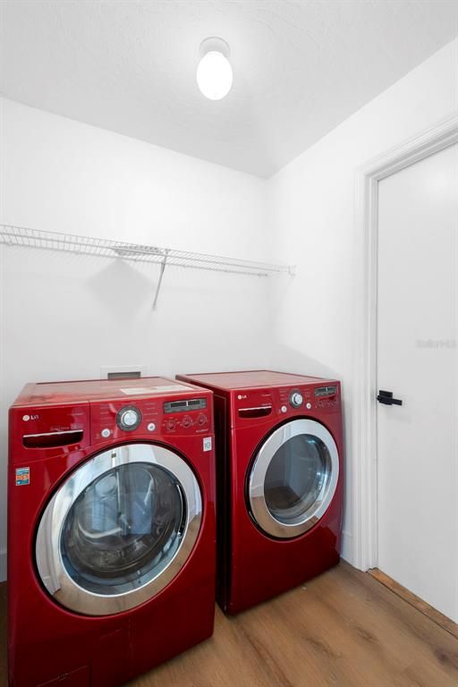 Interior, Washer, Wood Texture Flooring