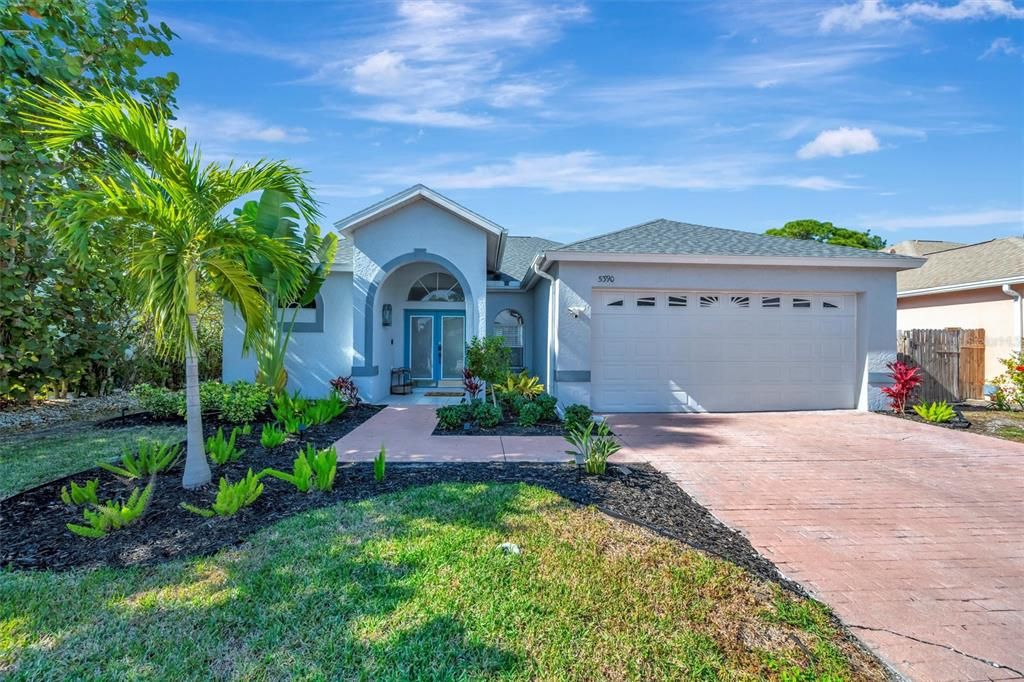 Attached, Exterior, Facade, Mediterranean