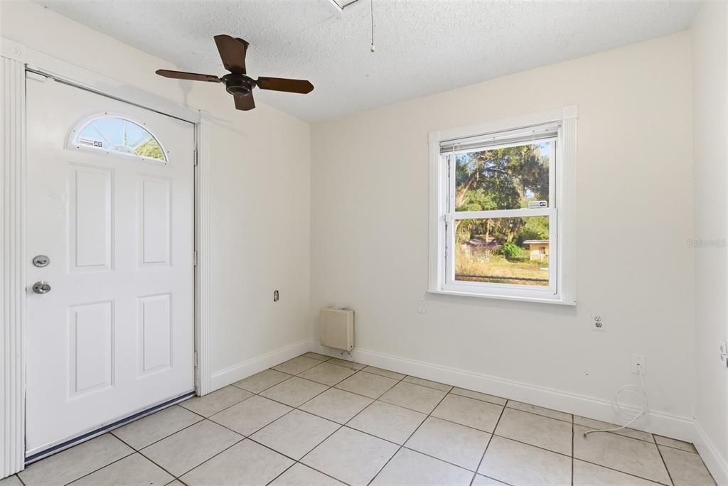 Empty room, Interior