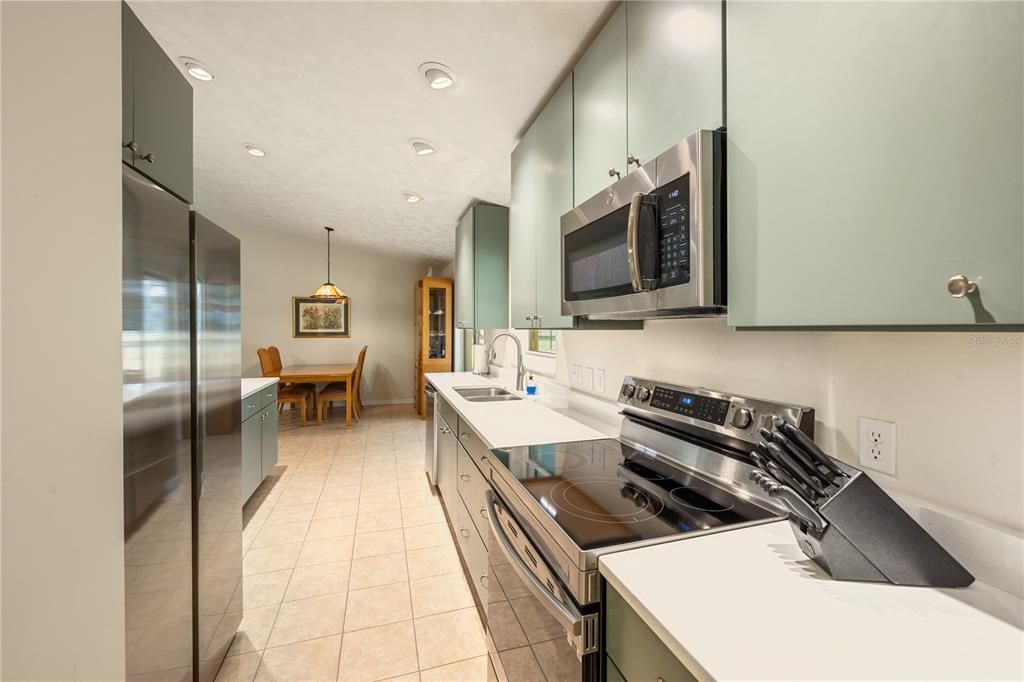 Dining room, Interior, Kitchen, Pendant Lights, Recessed Lighting, Stainless Steel Appliances
