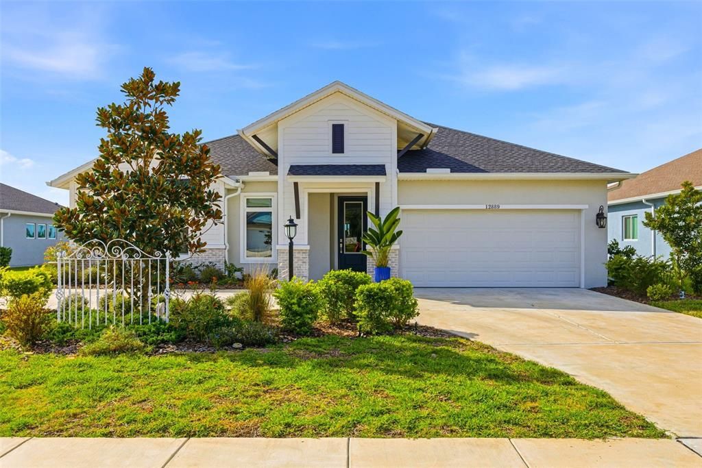 Attached, Exterior, Facade, American Craftsman