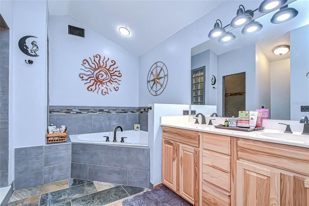 Bathroom, Dual Sink Vanities, Interior, Recessed Lighting