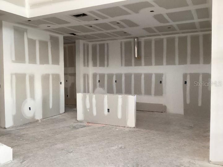 Empty room, Interior