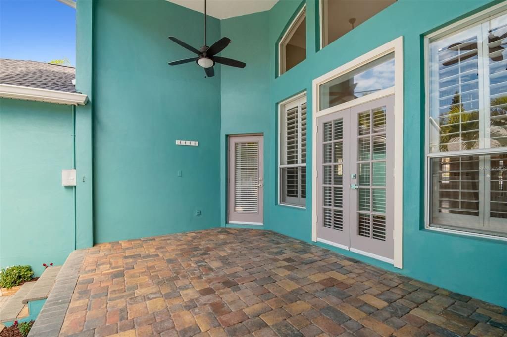 Empty room, Exterior