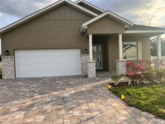 Attached, Exterior, Facade, American Craftsman