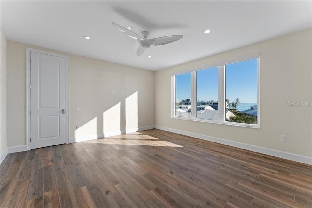Empty room, Interior, Recessed Lighting, Water, Wood Texture Flooring