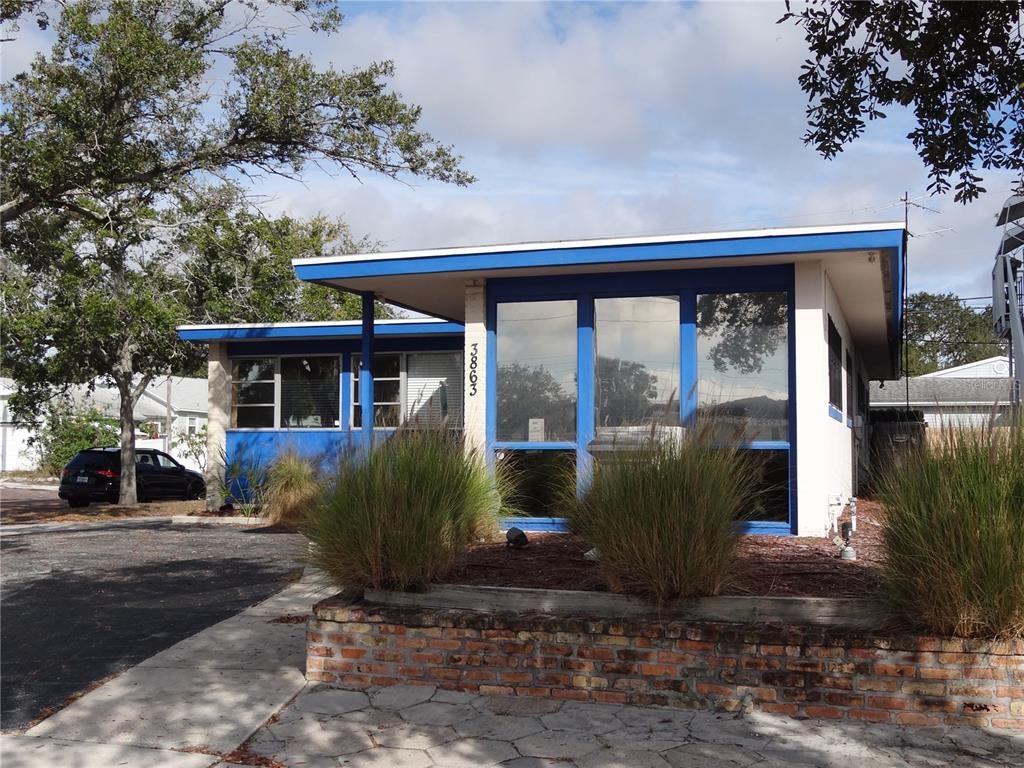 Exterior, Facade, Modern