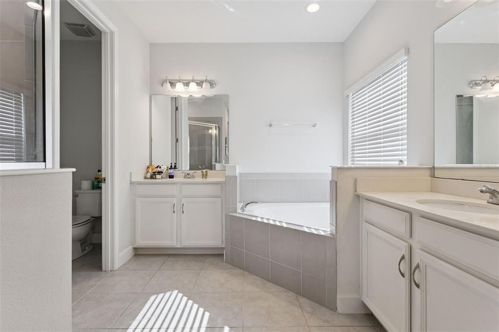 Bathroom, Dual Sink Vanities, Interior, Recessed Lighting