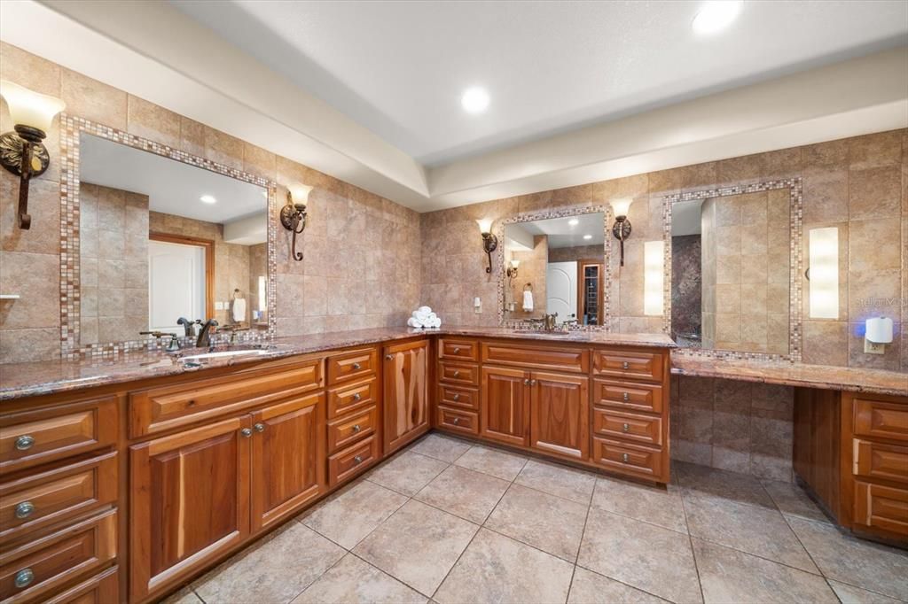 Bathroom, Dual Sink Vanities, Interior, Recessed Lighting