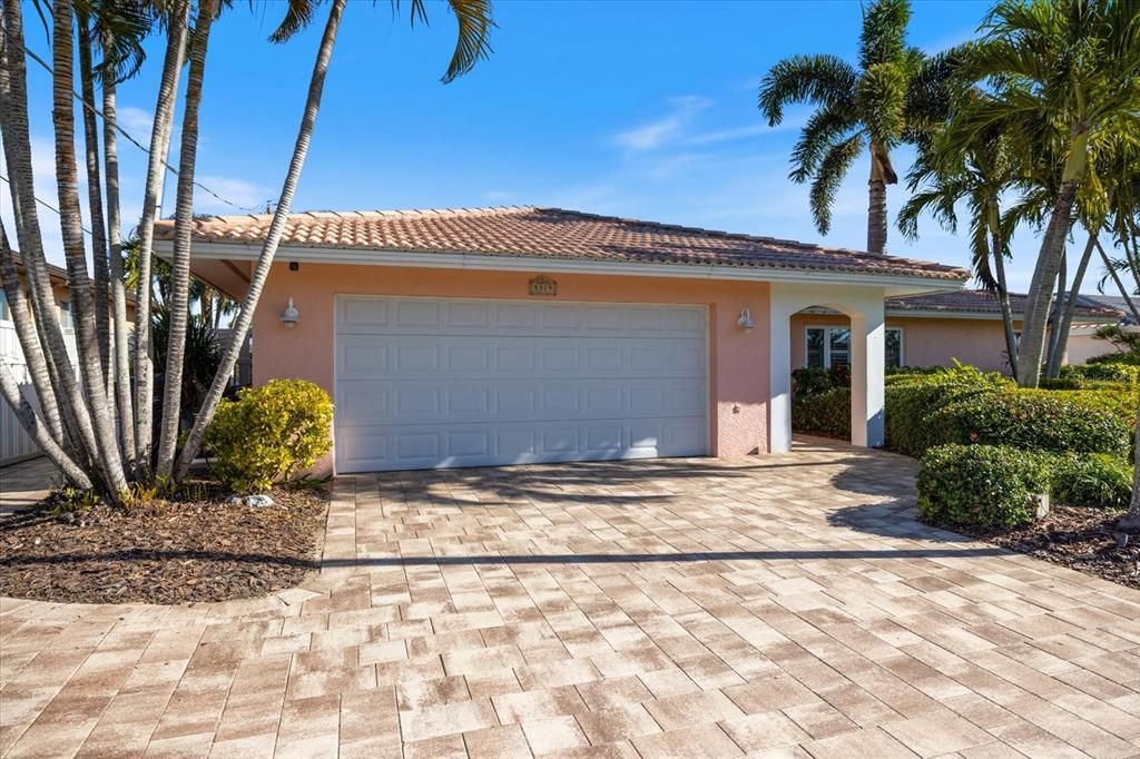 Attached, Exterior, Facade, Mediterranean