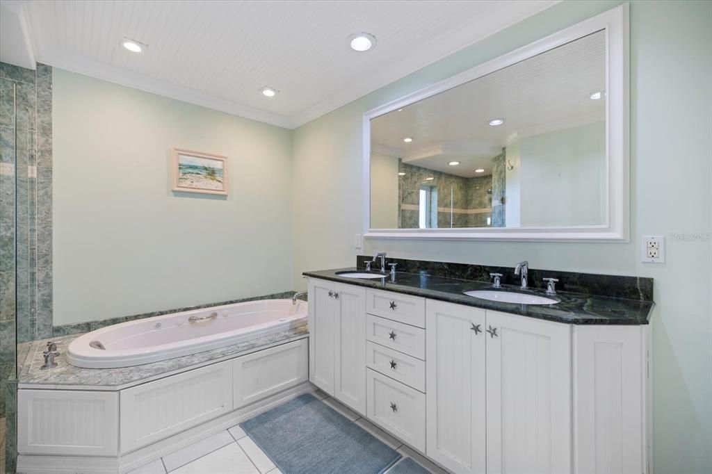 Bathroom, Dual Sink Vanities, Interior, Recessed Lighting