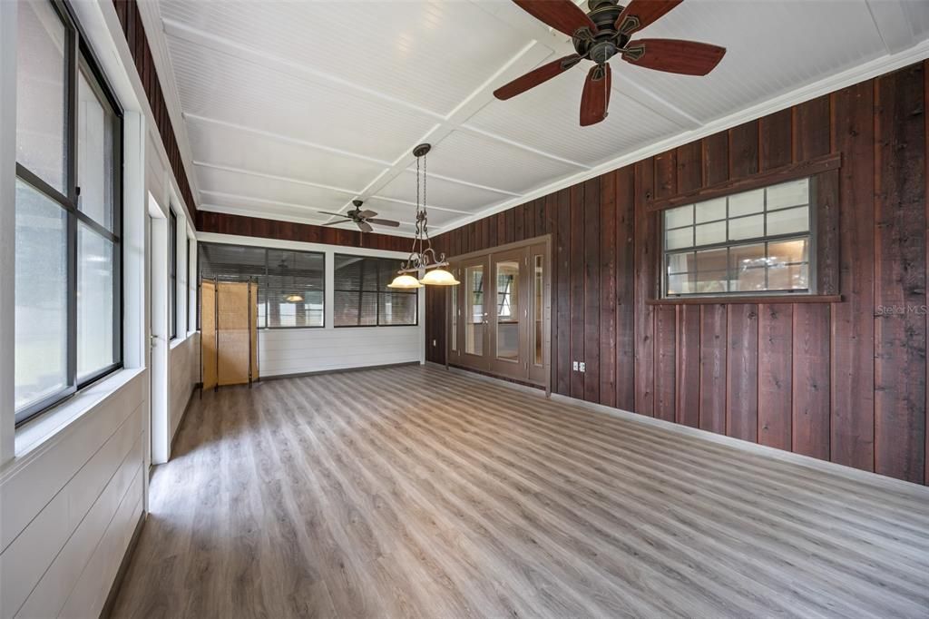 Empty room, Interior, Pendant Lights, Wood Texture Flooring, Wooden Walls