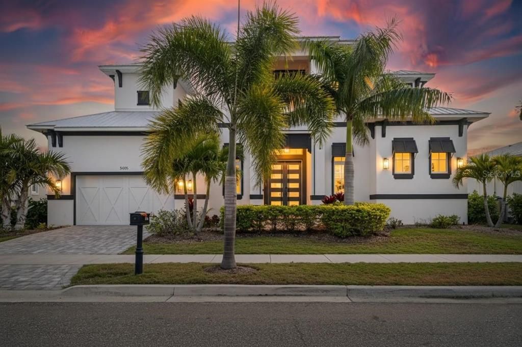 Attached, Exterior, Facade, Modern