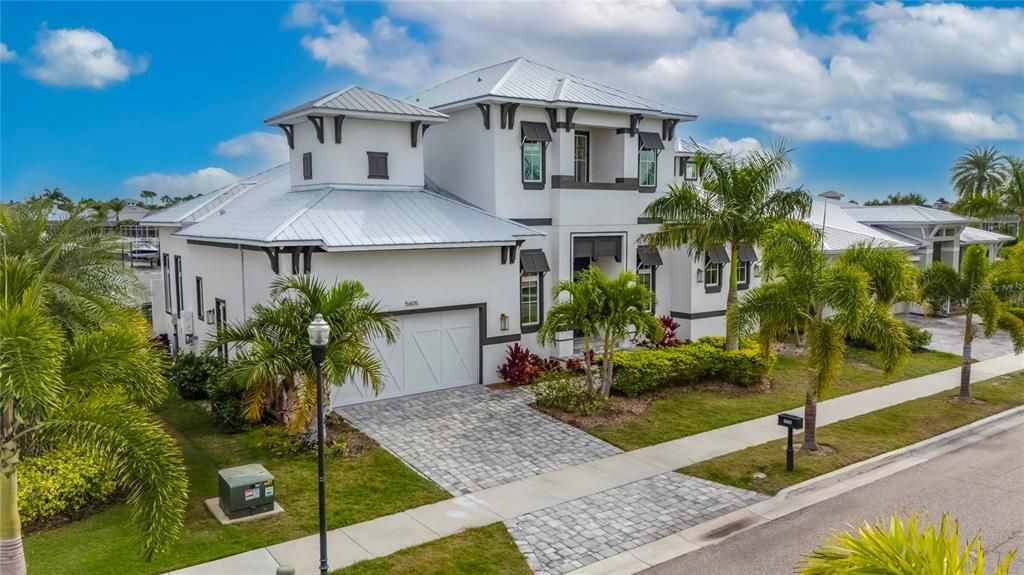 Attached, Exterior, Facade, Mediterranean